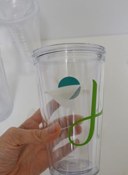 How to Make a Personalized Vinyl Tumbler - all crafty things Craft To Make And Sell, Tumbler With Vinyl, Easy Gift Idea, Monogram Tumbler, Clear Tumblers, Acrylic Cups, Vinyl Tumblers, Diy Crafts For Adults, Creative Craft