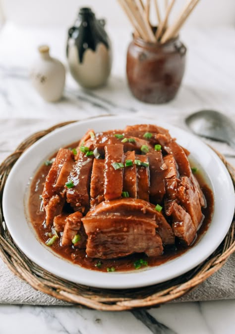 Pork Belly with Taro (芋头扣肉), or wu tau kau yuk in Cantonese (yùtóu kòu ròu in Mandarin), is home-cooked, show-stopping Chinese comfort food at its best. Source: thewoksoflife.com Kau Yuk, Hakka Recipe, Taro Recipes, Pork Jerky, Traditional Chinese Food, Steamed Pork, The Woks Of Life, Woks Of Life, Cantonese Food