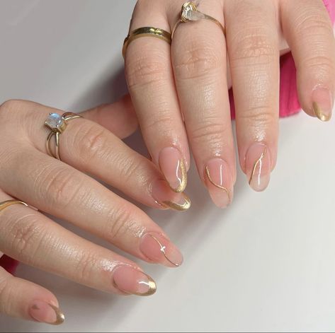 Rose Gold Nails Aesthetic, Classy Gold Nails, Nail Ideas Winter, Simple Nail Ideas, Winter Nail Trends, Gold Gel Nails, Winter Glam, Minimalist Nail, Lilac Nails