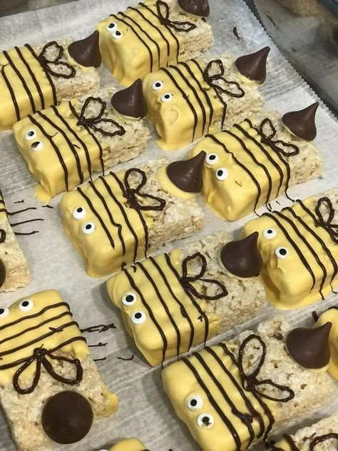 Bee Themed Finger Foods, Bumble Bee Desserts, Bee Theme Snacks, Bee Gender Reveal Party Food, Bee Rice Krispie Treats, Bee Snacks, Bee Party Food Ideas, Bee Themed Food, Bee Baby Shower Food