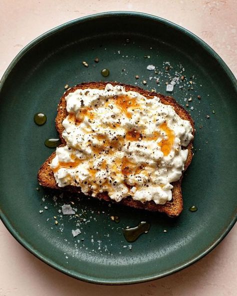 Cottage Cheese On Toast, Breakfast Cottage Cheese, Cheese On Toast, Honey Breakfast, High Protein Foods, Cottage Cheese Snack, Honey Toast, High Protein Low Calorie, Flaky Salt