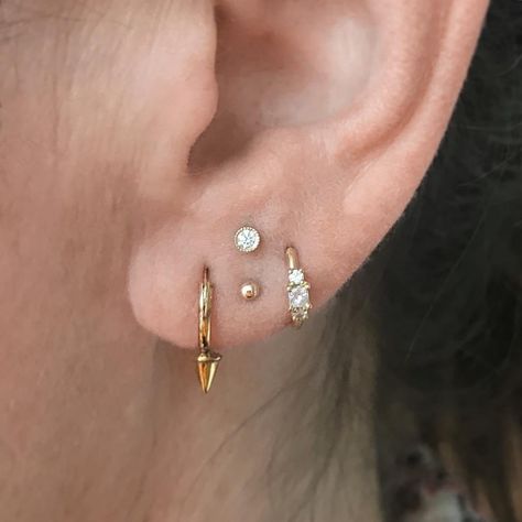 Earlobe Piercing Inspiration Ear Mapping, Constellation Piercing, Ear Pierce, Piercing Party, Piercing Snug, Ear Styling, Curated Ears, Pretty Piercings, Cup Charms