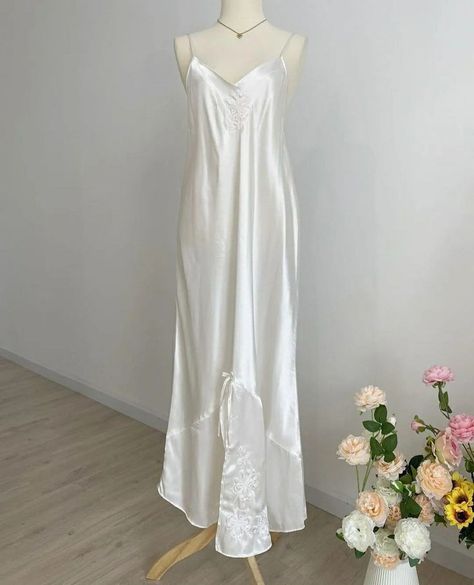 Vintage Honeymoon Outfits, Princess Night Gown Aesthetic, Princess Nightgown Aesthetic, Princess Pijama, Aesthetic Nightgown, Night Gown Aesthetic, Medieval Nightgown, Pretty Nightgowns, Babydoll Core