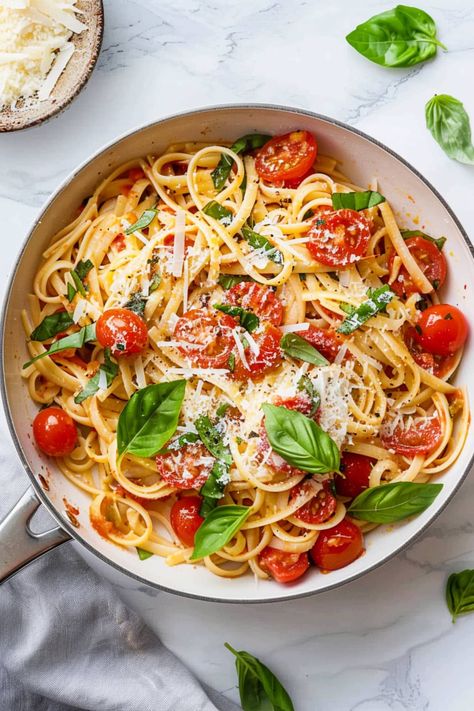 Pasta Recipes Light, Spaghetti Tomato, Basil Parmesan Pasta, Crushed Tomato Pasta, Light Tomato Pasta, Garlic And Tomato Pasta, Tomato Parmesan Pasta, Tomato And Basil Pasta, Italian Tomato Pasta