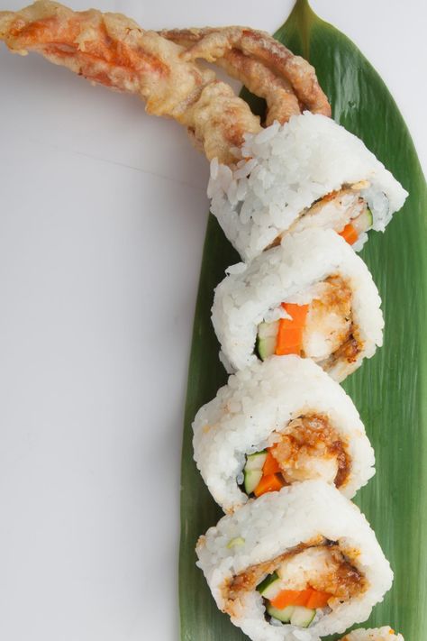 Spider Roll Sushi (Soft Shell Crab Sushi) Spider Roll Sushi, Healthy Sushi Rolls, Crab Tempura, Easy Sushi Rolls, Sushi Easy, Crab Sushi, Refrigerator Cake, Raw Sushi, Unagi Sauce