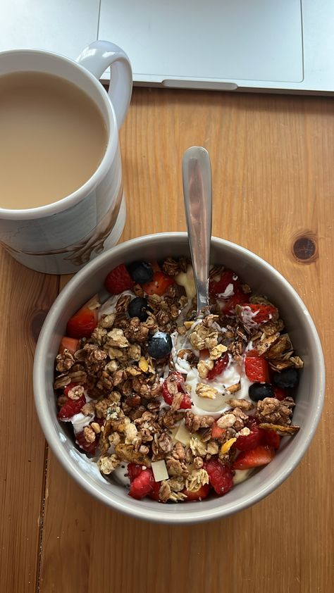 Pretty Food Pictures, Healthy Breakfast Yogurt Bowl, Granola Bowl Aesthetic, Yoghurt Bowl Ideas, Making Breakfast Aesthetic, Breakfast Ideas Healthy Aesthetic, Breakfast Healthy Aesthetic, Yogurt Bowl Aesthetic, Quick And Easy Snack Recipes