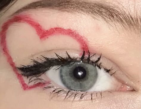 Heart Makeup Ideas, Heart Eyeliner Makeup, Heart Make Up, Hearts Makeup Look, Graphic Makeup Looks, Heart Makeup Look, Eyeliner Makeup Ideas, Cute Eyeliner, Eyeliner Idea