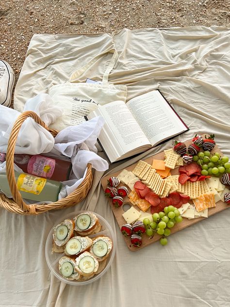 Picnic Food Set Up, Beach Picnic Ideas Food, Small Beach Picnic, Sea Picnic Ideas, Picnic Top View, Picnic Inspiration Food Ideas, Spring Picnic Party, Picnic Anniversary Ideas, Picnic Beach Ideas