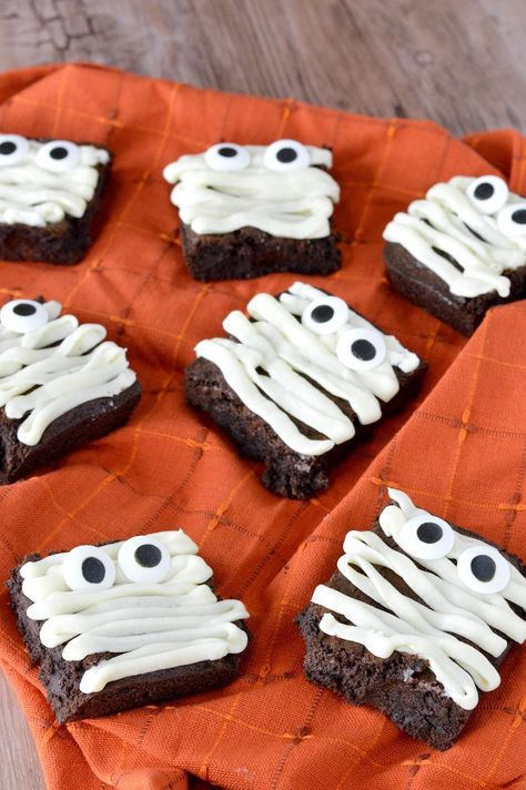 Halloween Themed Appetizers, Mummy Brownies, Halloween Themed Desserts, Halloween Deserts, Halloween Brownies, Easy Halloween Snacks, Postres Halloween, Dessert Halloween, Halloween Themed Food