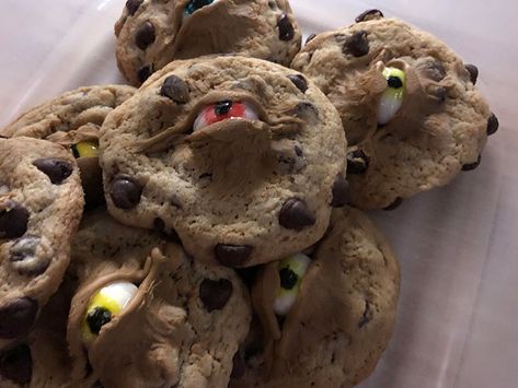 Spooky Eyeball Cookies, Courtesy Of My Friend’s Parents Cookies With Eyes, Eyeball Cookies, Buffet Halloween, Halloween Food Snacks, Pasteles Halloween, Christine Mcconnell, Halloween Pizza, Spooky Halloween Food, Halloween Themed Food