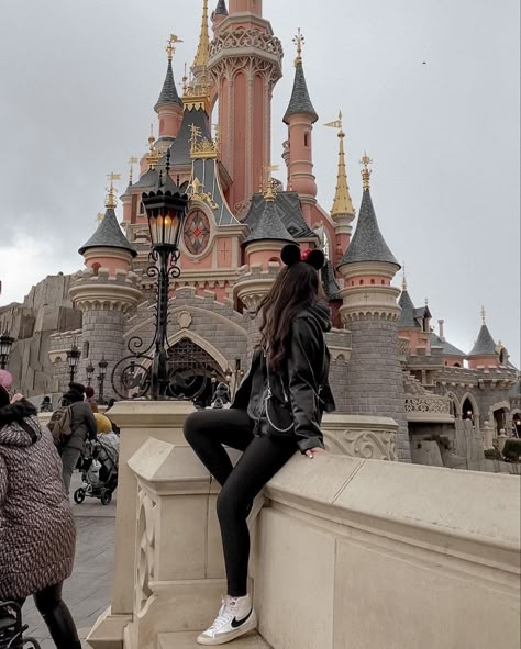 Euro Disney Paris Outfit, Disney Paris Photo Ideas, Disneyland Paris Picture Ideas, Disney Paris Aesthetic, Disneyland Paris Photo Ideas, Disneyland Poses, Disneyland Paris Outfit, Disneyland Paris Aesthetic, Paris Picture Ideas