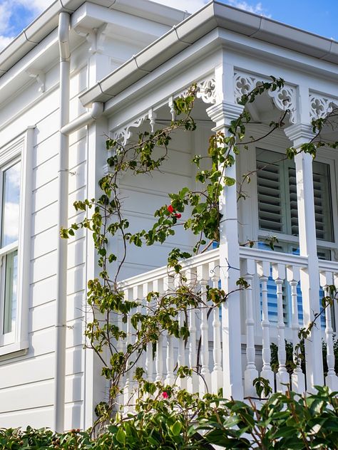 Victorian Porch Decorating Ideas, Victorian Porch Trim, Folk Victorian Porch, Victorian Porch Columns, Victorian Front Porch Ideas, Cottage Portico, Victorian Pergola, Edwardian Porch, Victorian Balcony