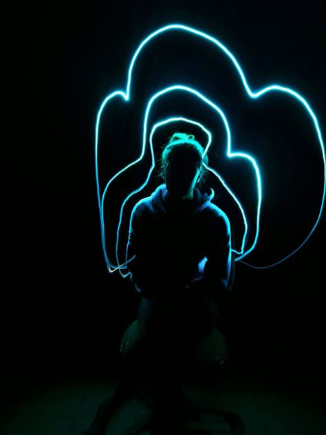 Drawing With Light Photography, Light Drawing Photography, Light Painting Ideas, High Contrast Art, Sound Photography, Pictures At Night, Light Animation, Light Pictures, Shutter Speed Photography