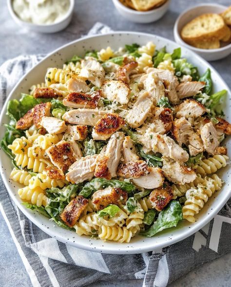 Pasta Salad Rotisserie Chicken, Ceased Pasta Salad With Grilled Chicken, Pasta Salad Recipes Caesar, Pasta Salad Lettuce, Pasta Chicken Ceasar Salad Recipe, Easy Pasta Salad With Chicken, Easy Chicken Caesar Salad, Caesar Salad Pasta Recipe, Caesar Chicken Pasta Salad