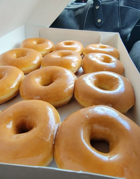 Glazed Donuts, So Hungry, Fav Food, Krispy Kreme, Food Therapy, Yummy Comfort Food, Sweet Snacks Recipes, Food Drinks Dessert, Food Is Fuel