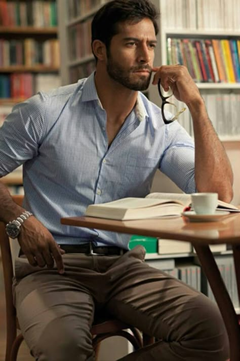 #casual #menstyle Beto Malfacini, Blue Gingham Dress, Brown Chinos, Style College, Man Sitting, Charlie Hunnam, Sharp Dressed Man, Man Style, Gentleman Style