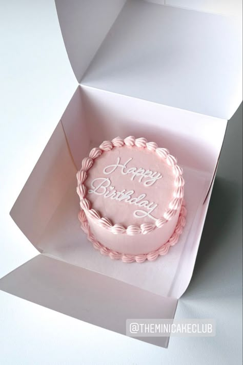 Round Bento Cake, Easy Pink Cake Decorating, Simple Pink And White Birthday Cake, Light Pink And White Birthday Cake, Baby Pink Cake Ideas, Pink Round Cake Birthday, Pretty Birthday Cakes Simple, Cute Round Cakes, Bento Cake Rosa