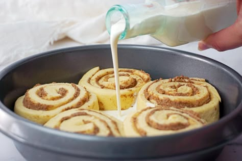 Cinnamon Rolls With Condensed Milk, Cinnamon Rolls With Heavy Cream, Pillsbury Cinnamon Roll Recipes, Cinnamon Roll Hack, Tiktok Cinnamon Rolls, Rhodes Cinnamon Rolls, Heavy Cream Recipes, Pillsbury Cinnamon Rolls, Cinnamon Roll Recipes