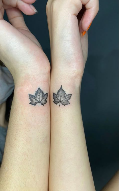 tattoo tatuagem canada aesthetic folha maple leaf toronto Niagara Falls Tattoo Ideas, Matching Fall Tattoos, Canadian Leaf Tattoo, Canada Maple Leaf Tattoo, Canada Tatoos Ideas, Canadian Tattoo For Women, Vermont Tattoo Ideas, Maple Leaf Tattoo Canadian, Canada Tattoo Ideas Simple