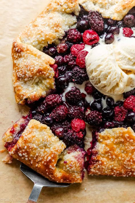 Berry Galette (Buttermilk Cornmeal Crust) - Sally's Baking Addiction Summer Berry Galette, Galette Recipe Desserts, Sunday Food Ideas, Easy Berry Dessert, Blackberry Galette, Berry Desert, Berry Galette, Summer Baking Recipes, Dessert Recipes Summer