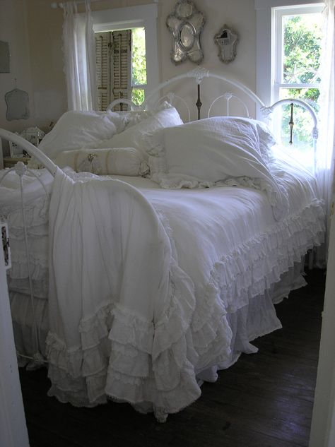 Rustic Shabby Chic Bedroom, Camera Shabby Chic, Shabby Chic Decor Bedroom, Iron Beds, Chic Bedrooms, Shabby Chic Interiors, Shabby Chic Bedroom, Shabby Chic Bedrooms, Dreamy Bedrooms