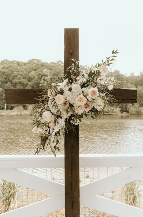 Cross Center Piece Wedding, Cross With Flowers For Wedding, Rustic Wedding Floral Arrangements, Wedding Swags Floral Diy, Wedding Cross Florals, Wooden Cross Wedding Ceremony, Wedding Cross With Flowers, Flower Cross Wedding, Cross Made Of Flowers