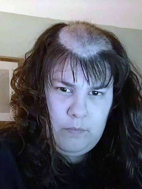 Strange Haircuts, hairdos, hairstyles Try Not To Laugh Photos, Funny Cringe Photos, Weird Funny Pictures Hilarious, Cringe Pfp, Cringe Pictures, Funny Haircuts, Cringe Photos, Cringe People, Bad Pictures