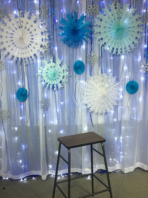 Winter Snowball Dance, Holiday Dance Theme, Winter Middle School Dance Decorations, Winter Snow Ball Dance, Winter Wonderland School Dance Decorations, Snowflake Backdrop Diy, Winter Themed Dance Ideas, High School Winter Formal Decorations, Winter Formal Party Ideas