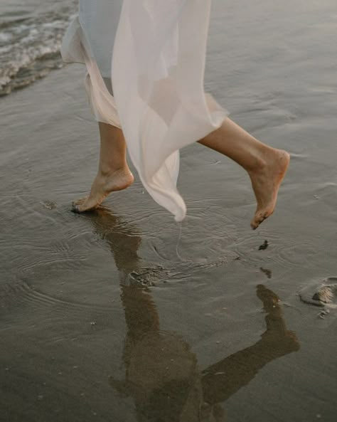 Beach Editorial, Shotting Photo, Photographer Website, Pose Fotografi, Branding Shoot, Photographer Portfolio, Beach Portraits, Beach Shoot, Trik Fotografi