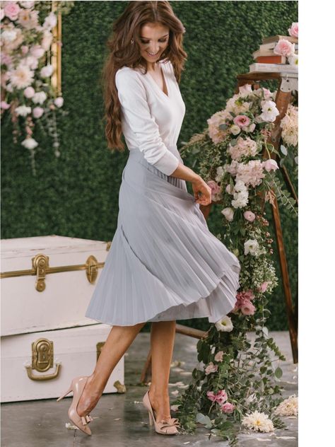 Morning Lavender Dinner Outfits Skirt, Outfit With Pleated Skirt, Classy Dinner Outfits, Elegant Dresses Classy Vintage, Classy Dinner, Outfits Skirt, Conservative Outfits, Midi Skirt Casual, Pleated Skirt Outfit