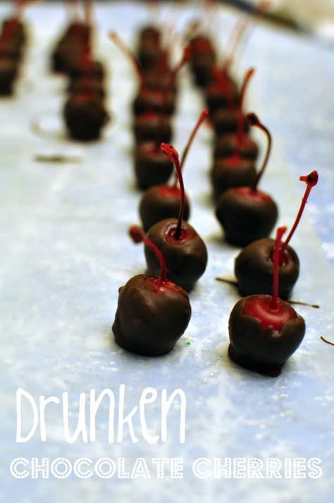 Amaretto Cherries, Drunken Cherries, Boozy Cherries, Drunken Desserts, Chocolate Cherries, Boozy Desserts, Chocolate Covered Cherries, Chocolate Drip, Cherry Recipes