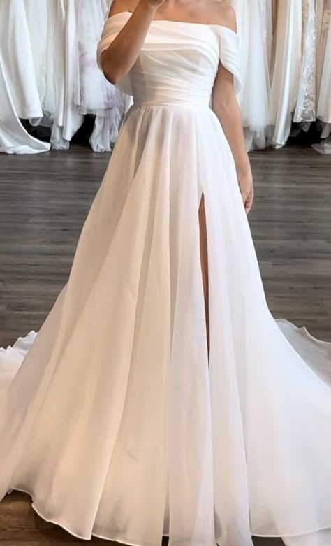 Gathered Wedding Dress, Flowy Bottom Wedding Dress, Elegant Dresses Wedding, 2024 Bridal Trends, Wedding Dresses Midsize, Romantic A Line Wedding Dress, Castle Wedding Dress, Wedding Dress Styles Chart, Civil Dress