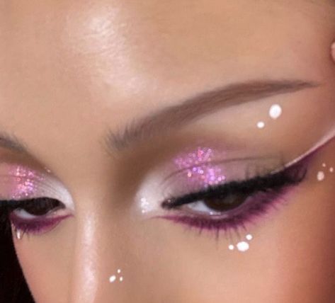 Euphoria Pink Makeup, Euphoria Eyes, Eyeliner Designs, Rave Makeup, Swag Makeup, Face Beat, Hot Makeup, Ethereal Makeup, Dope Makeup