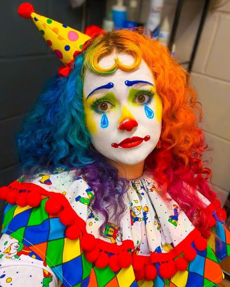 Rainbow Clown Aesthetic, Sparkly Clown Makeup, Clown Hairstyles Short Hair, Clown Costumes Halloween, Friendly Clown Makeup, Clown Costume Colorful, Red And Blue Clown Makeup, Art The Clown Cosplay, Diy Killer Clown Costume