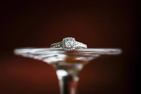 Macro Fotografia, Rings Photography, Wedding Ring Photography, Wedding Ring Shots, Round Diamond Engagement Rings Halo, Ring Photography, Creative Jewelry Photography, Wedding Rings Photos, Jewelry Photography Styling