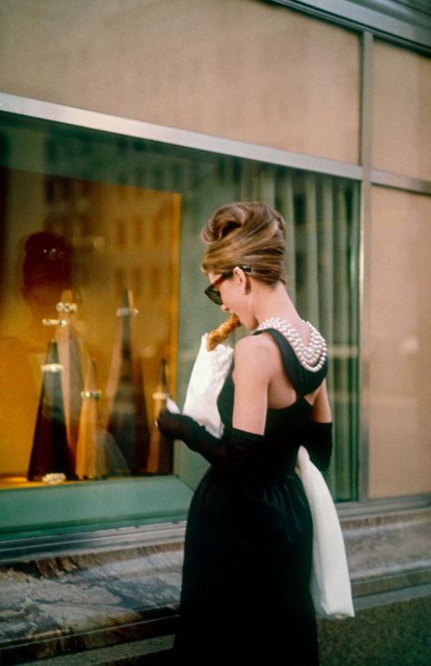 Audrey Hepburn's Breakfast at Tiffany's Dress Got a 2018 Update in Paris Breakfast At Tiffany's Dress, Aubrey Hepburn, Blake Edwards, Famous Dress, Audrey Hepburn Style, Hepburn Style, Look Retro, Iconic Dresses, Breakfast At Tiffany's