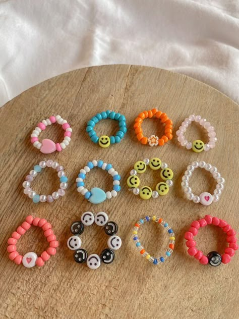 Manik Manik Kreasi, Evil Eye Bracelet Diy, Pulseras Aesthetic, Handmade Jewelry Business, Diy Beaded Rings, Bracelets Handmade Diy, Manik Manik, Bead Charms Diy, Diy Bracelets Patterns