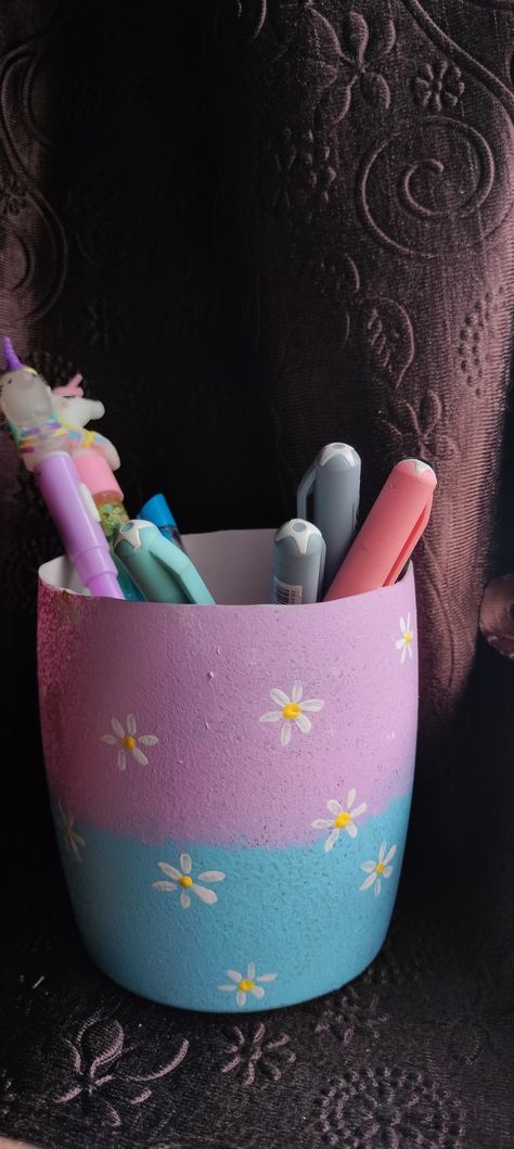 💜💙Pen holder 💙💜 How To Make Pen Stand With Paper, Pen Stand Decoration Ideas, Pen Stand Painting Ideas Aesthetic, Pen Holder Craft Ideas, Diy Pen Stand Aesthetic, Cardboard Pen Holder, Pen Holder Painting Ideas, Penholder Aesthetic Diy, Handmade Pen Stand