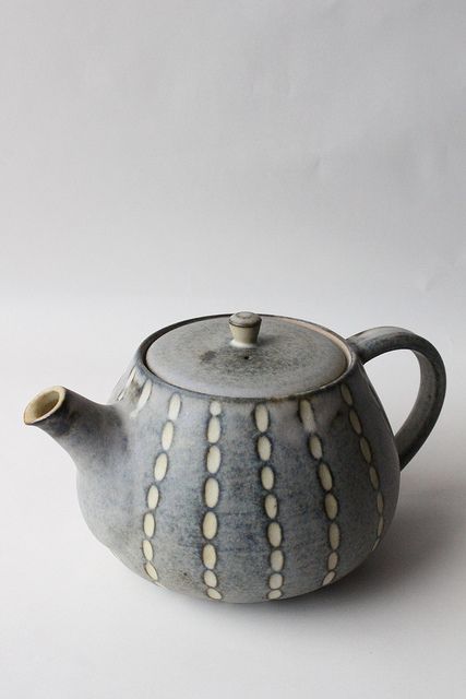 Teapot Pottery Ideas, Ceramic Kettle, Chip Dips, Pottery Tea Pots, Teapot Ceramic, Teapots Unique, Teapot Design, Pottery Teapots, Clay Teapots