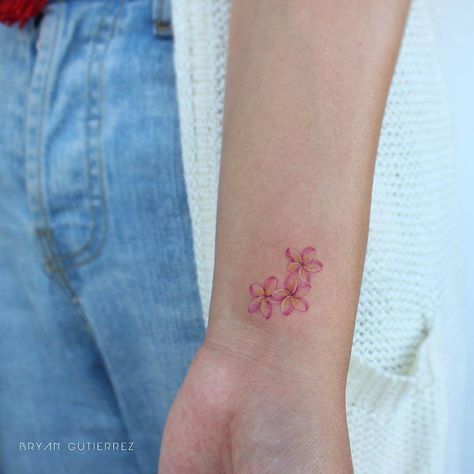 60 Plumeria Tattoo Design Ideas with Meaning – EntertainmentMesh Hawaii Flower Tattoos, Plumeria Flower Tattoos, Frangipani Tattoo, Lotusblume Tattoo, Tattoos On Wrist, Hawaiian Flower Tattoos, Plumeria Tattoo, Hibiscus Tattoo, Flower Wrist Tattoos