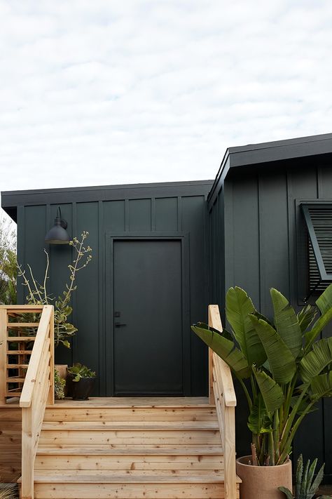 In 2018, Nina Freudenberger completed a gut renovation of a 1970s double wide, turning it into a seaside escape for her family. Double Wide Trailer, Mobile Home Decor, Mobile Home Exteriors, Architecture Renovation, Mobile Home Renovations, Mobile Home Ideas, Mobile Home Remodel, Mobile Home Decorating, Remodeling Mobile Homes