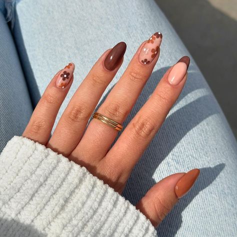 Brown Blossoms Coffee Colour Nails, Coffee Inspired Nails, Brown Floral Nails, Fall Vacation Nails, Fall Almond Nails, Kutek Disney, Brown Nails Design, Simple Fall Nails, Milky Nails