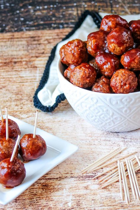 Cranberry Orange Meatballs, Orange Meatballs, Meatball Dinner Recipes, Sweet Meatballs, Cranberry Meatballs, Easy Turkey Recipes, Savory Meatballs, Jellied Cranberry Sauce, Fish Snacks