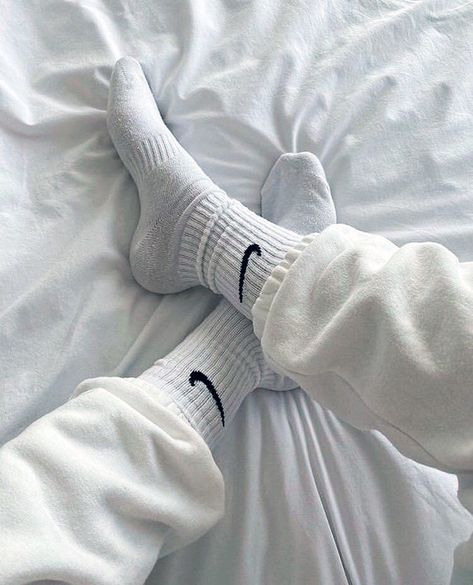 Socks Aesthetic, Filmy Vintage, Nike Socks, Classy Aesthetic, School Looks, Foto Ideas Instagram, White Socks, Beige Aesthetic, 가을 패션