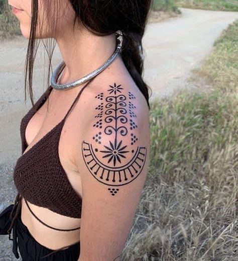 Ethnic Tattoo, Berber Tattoo, Polish Tattoos, Shoulder Tattoo Ideas, Chest Piece Tattoos, Stick N Poke, Shoulder Tattoos For Women, Tattoo Ideas For Women, Sleeve Tattoos For Women