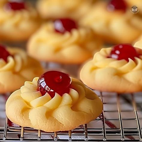 Melt In Your Mouth Shortbread, Christmas Shortbread Cookies, Classic Holiday Desserts, Best Shortbread Cookies, Shortbread Cookies Christmas, Shortbread Cookies Easy, 3 Ingredient Cookies, Short Bread, Easy Family Recipes