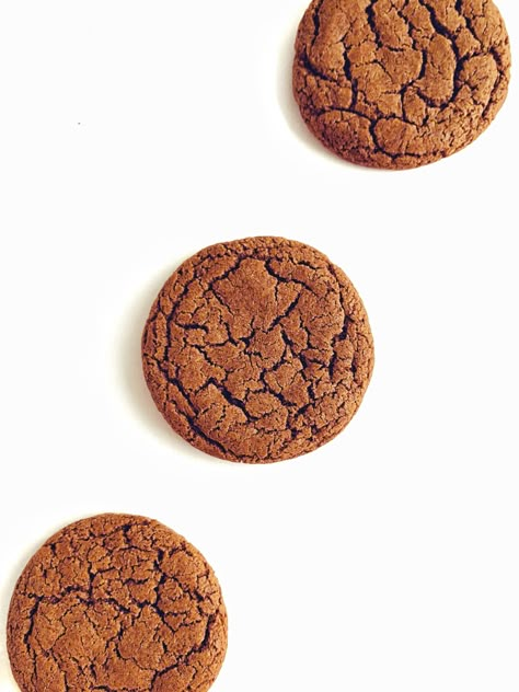 Chewy Gingerbread Cookies (vegan + gluten-free) – VIBRANT & PURE Gluten Free Ginger Snaps, Vegan Christmas Treats, Healthy Gingerbread Cookies, Gluten Free Gingerbread Cookies, Vegan Gingerbread Cookies, Christmas Recipe Ideas, Gingerbread Spice, Chewy Gingerbread Cookies, Low Sugar Desserts