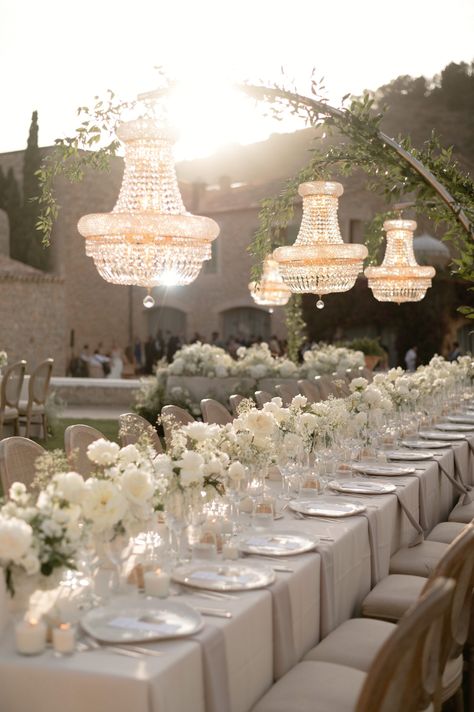 Chic And Elegant Wedding Ideas, Clean Floral Aesthetic, Wedding Table Settings Neutral, Simple Classic Wedding Reception, Wedding In Spain Aesthetic, Old Money Parisian Aesthetic, Neutral Tones Wedding Decor, Wedding Venue Flowers Decor, Clean Modern Wedding Aesthetic