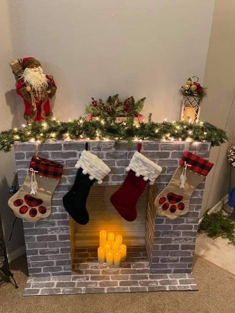 Christmas Chimney Diy, Diy Fireplace Christmas Decor, Diy Christmas Chimney, Diy Fireplace Christmas, Diy Christmas Fireplace, Large Christmas Decorations, Ideas Navidad, Christmas Float Ideas, Easy Christmas Decorations