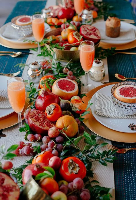 A festive and fruit-filled tabletop Fun Table Settings, Winter Tablescapes, Fall Brunch, Festive Dinner, Fall Table Settings, Thanksgiving Table Settings, Table Setting Ideas, Fall Table Decor, Beautiful Table Settings